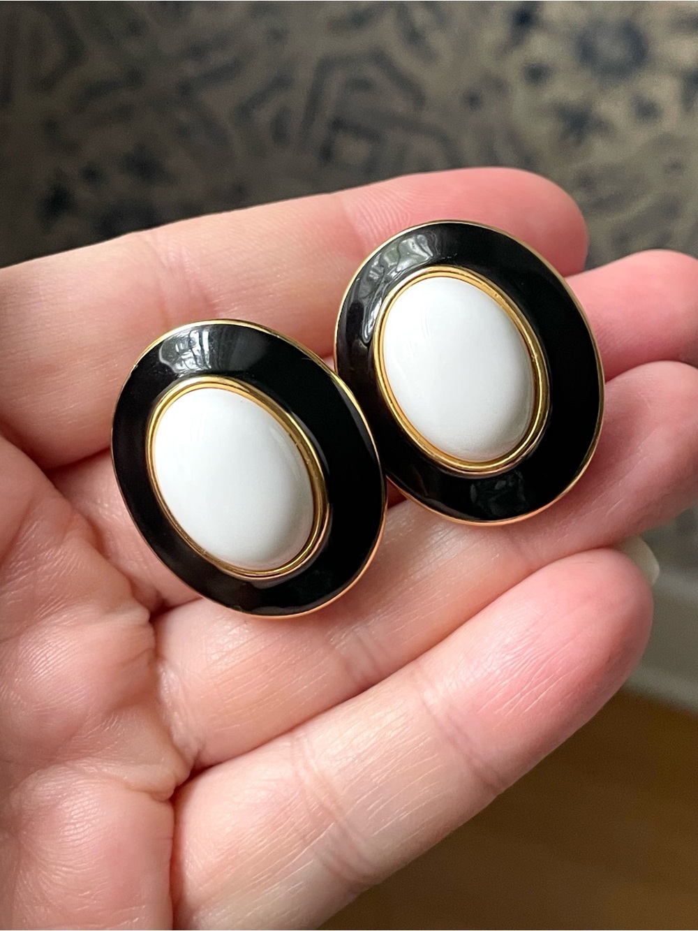 Signed vintage Monet goldtone, enamel, lucite (?) clip-on earrings - Picture 10 of 10
